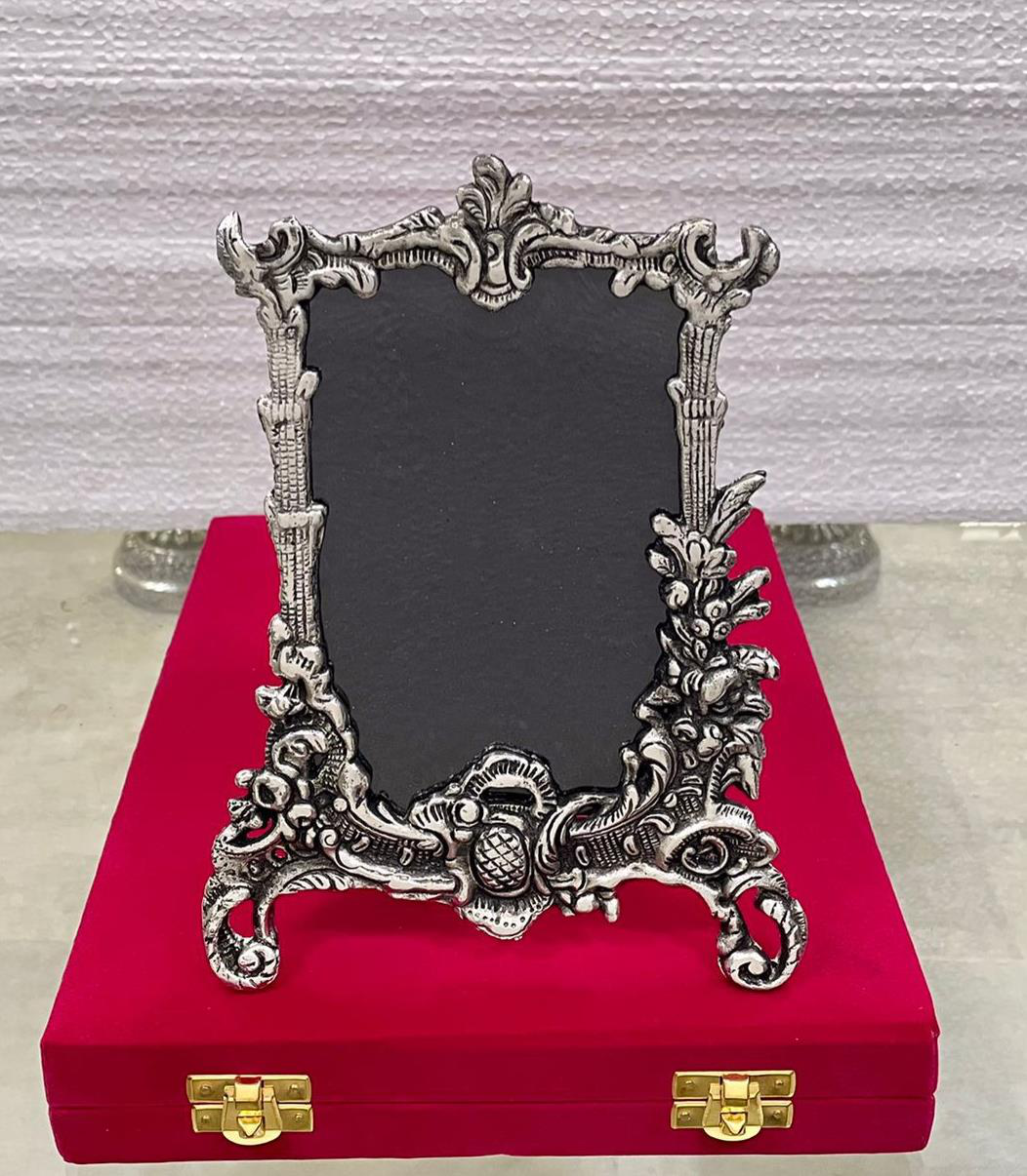 Silver photo frame (Size: 7 inch of frame)